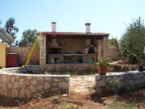 Outdoor kitchen area, covered and with power supply. Large gathering area for social occasions.